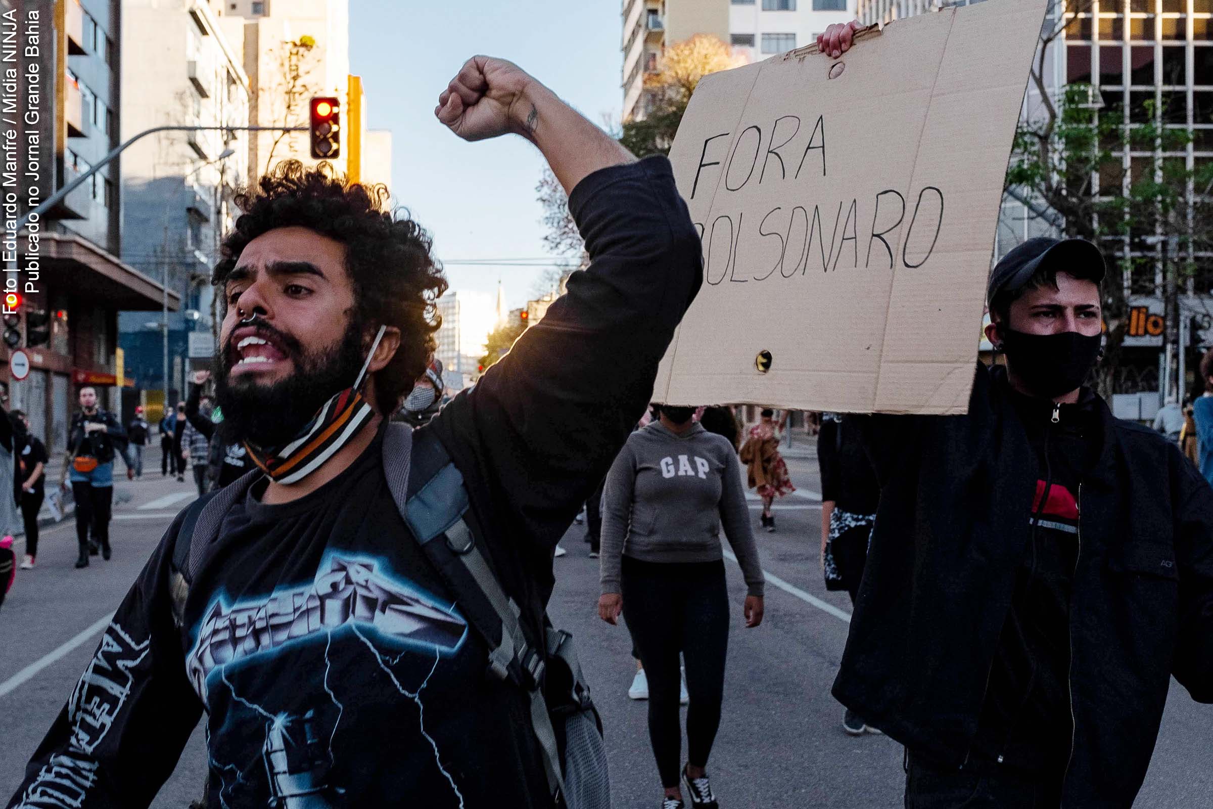 Em contraposição à política de intervenção autoritária de Bolsonaro é preciso uma ampla mobilização não somente contra a MP 979, mas pelo governo tripartite. (Na imagem, manifestantes protestam com grito de 'Fora Bolsonaro'.