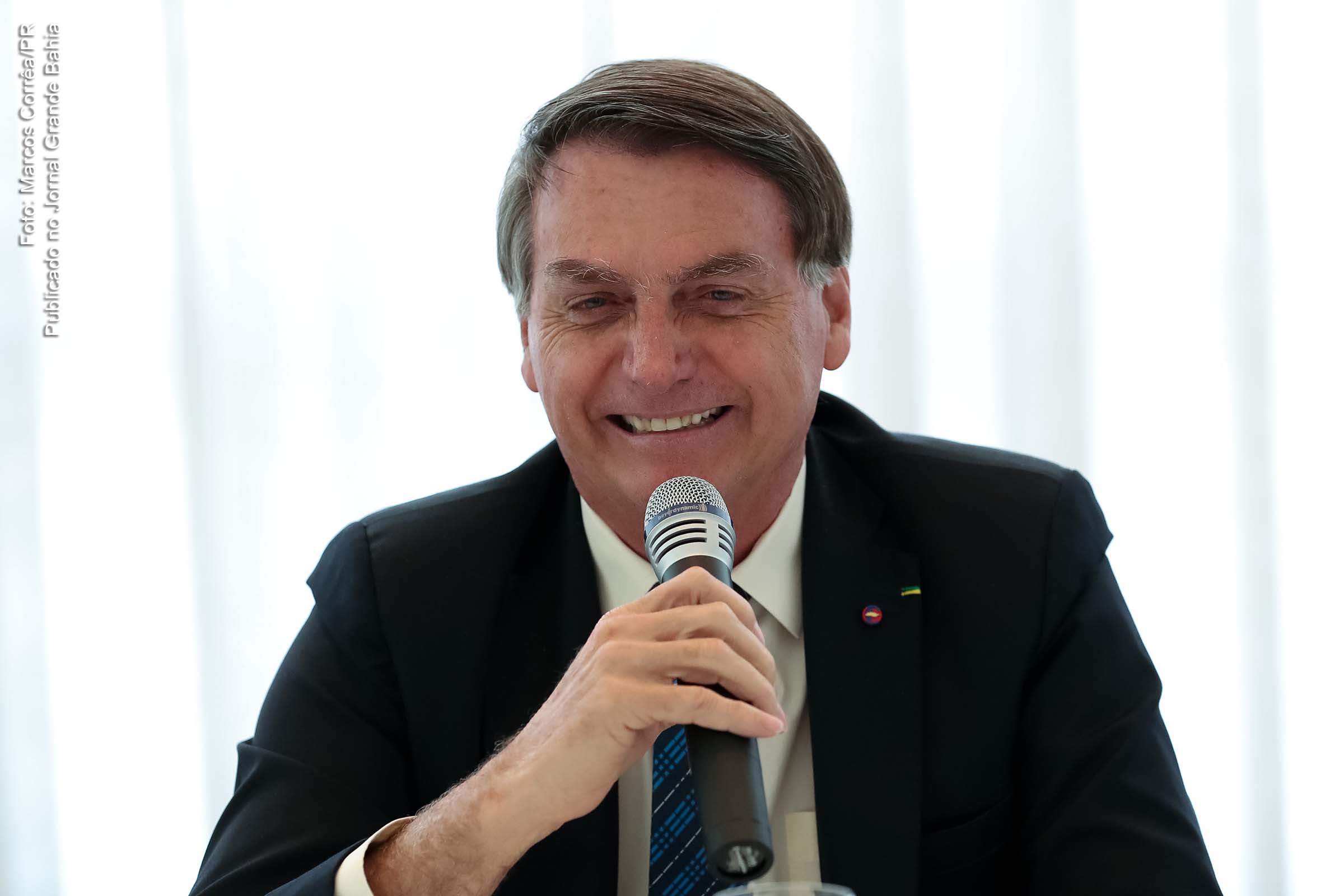 Presidente Jair Bolsonaro assina decreto.