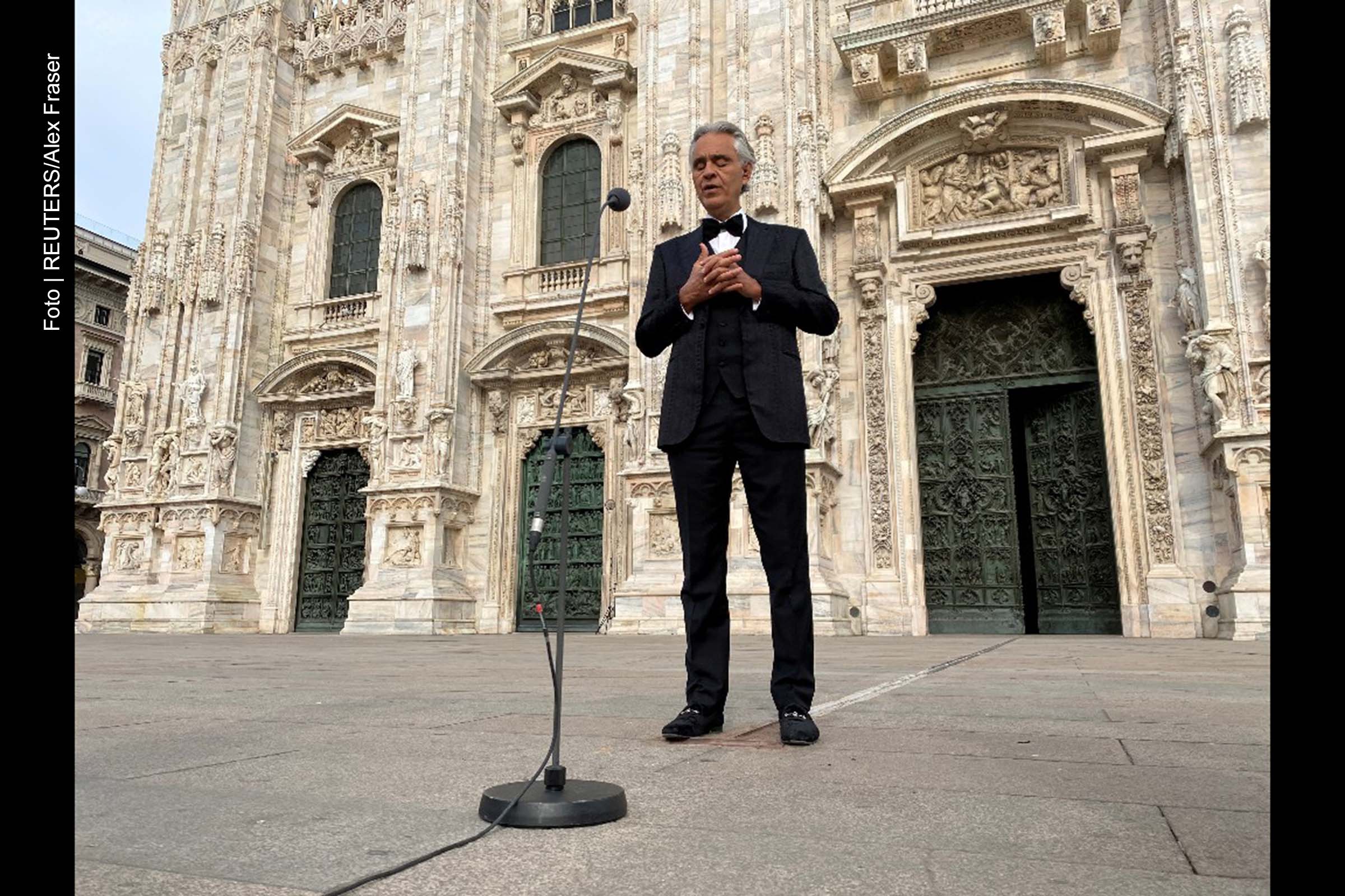 Tenor italiano Andrea Bocelli canta em frente à Catedral de Milão, em 12 de abril de 2020.