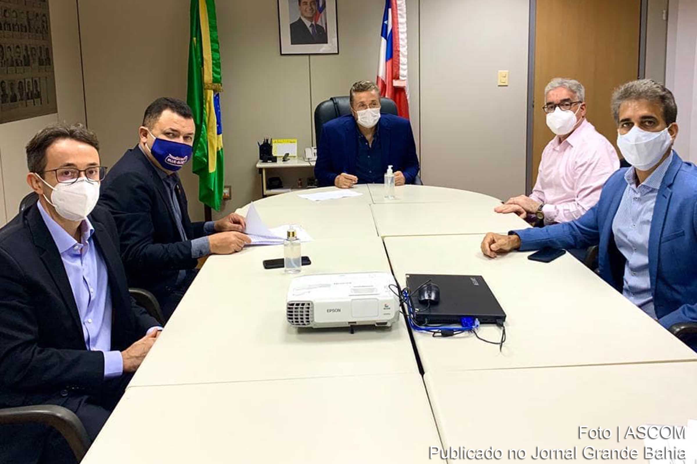 Deputados federais José Cerqueira Neto (Zé Neto, PT) e Daniel Almeida (PCdoB), e o deputado estadual Robinson Almeida (PT) participam de reunião em que foi celebrado acordo entre a SEFAZ Bahia e a ASDAB.