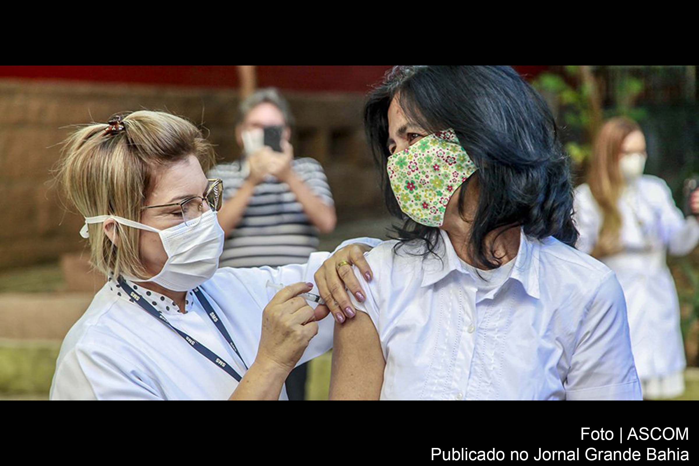 Vacinas contra a Covid-19 são testadas junto à população do Brasil.