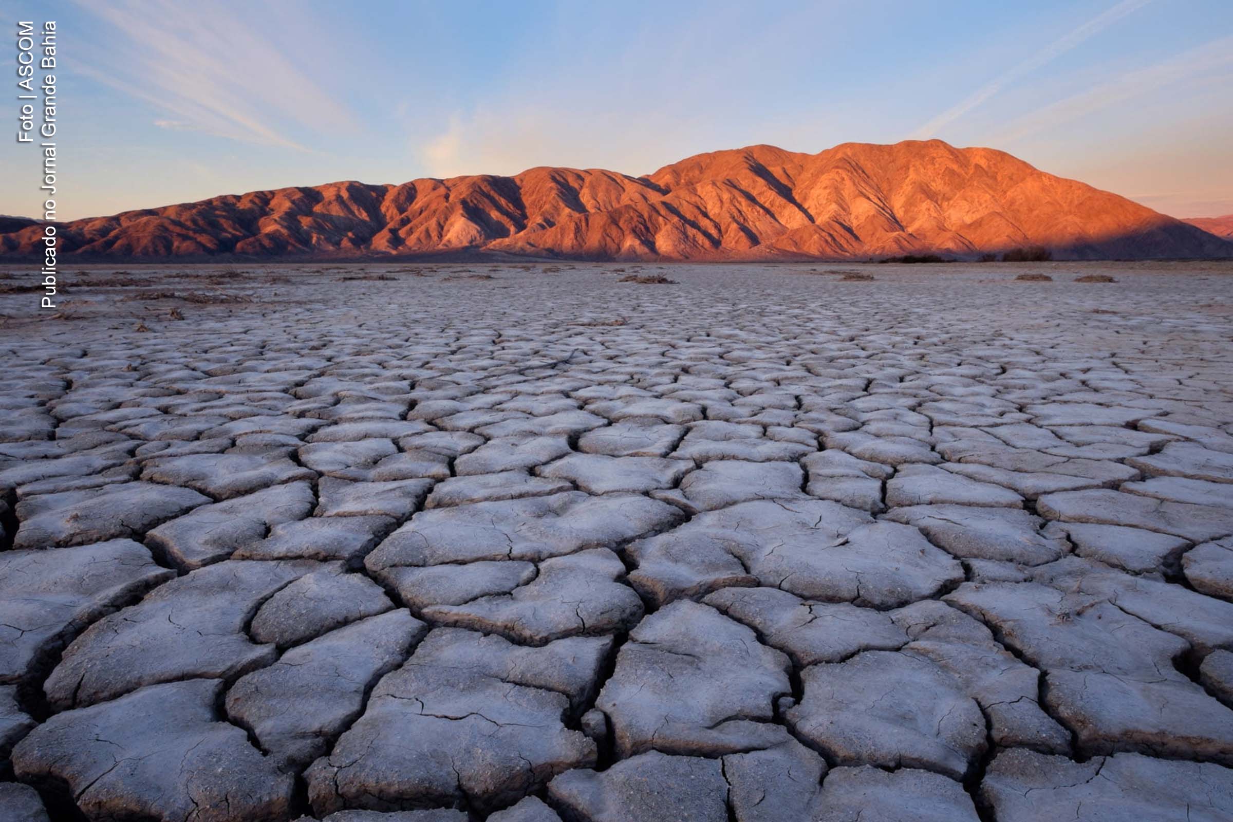O Vale da Morte é um vale desértico localizado no leste da Califórnia, ao norte do deserto de Mojave, na fronteira com o Deserto da Grande Bacia. É um dos lugares mais quentes do mundo no auge do verão, juntamente com os desertos no Oriente Médio.