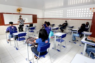 Professores e alunos do Colégio Professora Maria Leal Lopes, em Nova Ibiá. Retomada das atividades presenciais ocorre em toda a rede estadual de ensino da Bahia.