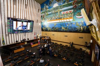 O presidente da Assembleia Legislativa da Bahia, Adolfo Menezes (PSD), conduziu na tarde desta terça-feira (10/08/2021), a primeira sessão extraordinária com a presença dos parlamentares.