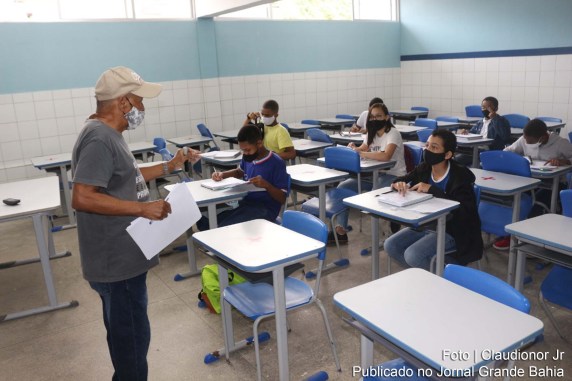 As aulas semipresenciais dos 125.481 estudantes do Ensino Fundamental da rede estadual foram iniciadas, em toda Bahia, três semanas após a retomada dos estudantes do Ensino Médio.