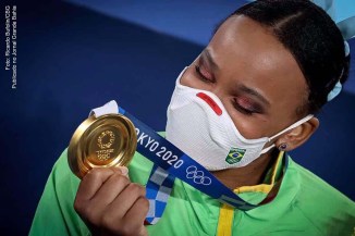Ginasta Rebeca Andrade comemora medalhas conquistadas durante os Jogos Olímpicos de Tóquio.