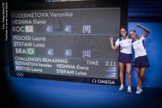 Luisa Stefani e Laura Pigossi comemoram bronze na competição de tênis dos Jogos Olímpicos de Tóquio.