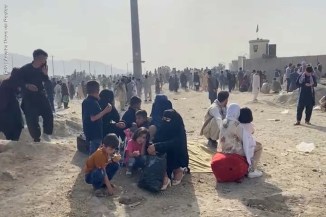 Pessoas se reuniram do lado de fora do aeroporto em reação ao tiroteio, em Cabul, Afeganistão, em 18 de agosto de 2021.