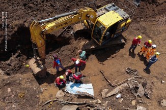 Resgate de corpo soterrado pelo rompimento da barragem da Mina Córrego do Feijão, em Brumadinho, na região metropolitana de Belo Horizonte é realizado pelo Corpo de Bombeiros, em 19 de outubro de 2019.