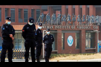 Seguranças à frente do Instituto de Virologia de Wuhan, região onde aconteceu o primeiro surto de covid-19.