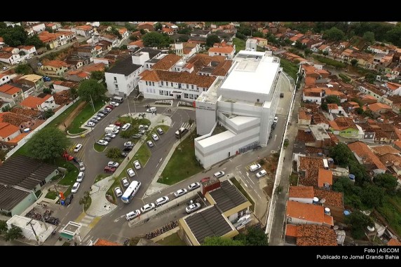 Vista aérea do Hospital Prado Valadares, unidade estadual de saúde sediada em Jequié.