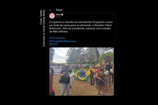 Integrantes do Movimento dos Trabalhadores Sem-Teto fazem um protesto em frente à mansão de Flávio Bolsonaro Nas redes sociais, o grupo disse que o ato ocorre para "denunciar fome e preços altos". "Ocupamos a mansão da rachadinha!", afirmou o grupo no Twitter.
