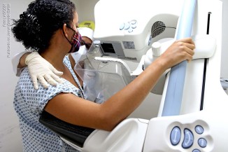 Paciente realiza mamografia em unidade de saúde estadual da Bahia.