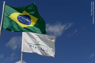 Bandeiras do Brasil e Mercosul.