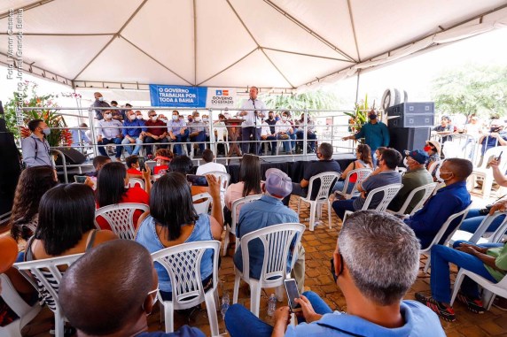 Exercendo interinamente o governo da Bahia, deputado estadual Adolfo Menezes (PSD) autoriza pavimentação de estrada e modernização de colégio quilombola em Campo Formoso.