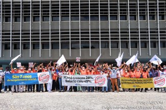 Fazendários estaduais da Bahia estão há 7 anos com salários congelados. Manifestação correu no CAB, em Salvador.
