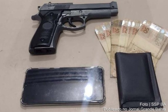 Policiais apreenderam R$ 350, um celular e um simulacro de pistola usado para ameaçar as vítimas.