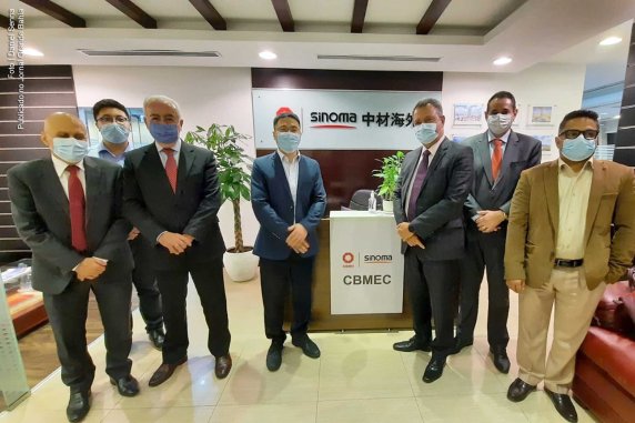 Em Dubai, o governador Rui Costa, membros da administração estadual e diretores da Sinoma celebram acordo de investimento.