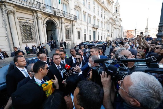 Presidente Jair Bolsonaro para diante da embaixada brasileira em Roma para falar com apoiadores. Após participar das reuniões do G20, Bolsonaro vai visitar o vilarejo de seus ancestrais no norte do país.