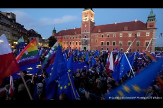 Protesto em Varsóvia: manifestantes pró-Bruxelas tomaram ruas em defesa da filiação à UE.