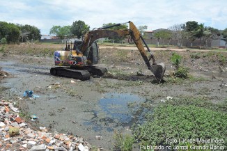 Departamento de Limpeza Pública da SESP atua recolhendo lixo e mato dentro e no entorno dos canais de macrodrenagem.