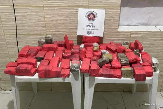 Equipe encontrou 58 pacotes com a droga em construção civil, em Pojuca.