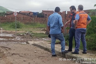 No centro de Itaberaba, parte do asfalto de duas avenidas foi arrancada e crateras se formaram no local.