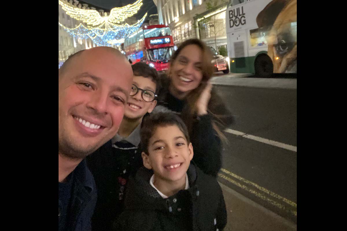 Meu filho britânico Tom Larangeira e sua esposa Gabi e filhos Thomas e Theo, na noite de Natal, em Londres onde reside.