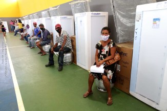 Governador Rui Costa entrega de kits com utensílios domésticos contendo geladeiras, fogões, botijões de gás e colchões, para famílias atingidas por chuvas e anuncia obras em Vereda.
