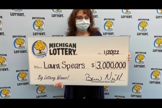 Laura Spears, do condado de Oakland, Michigan, nos Estados Unidos, ganha prêmio.
