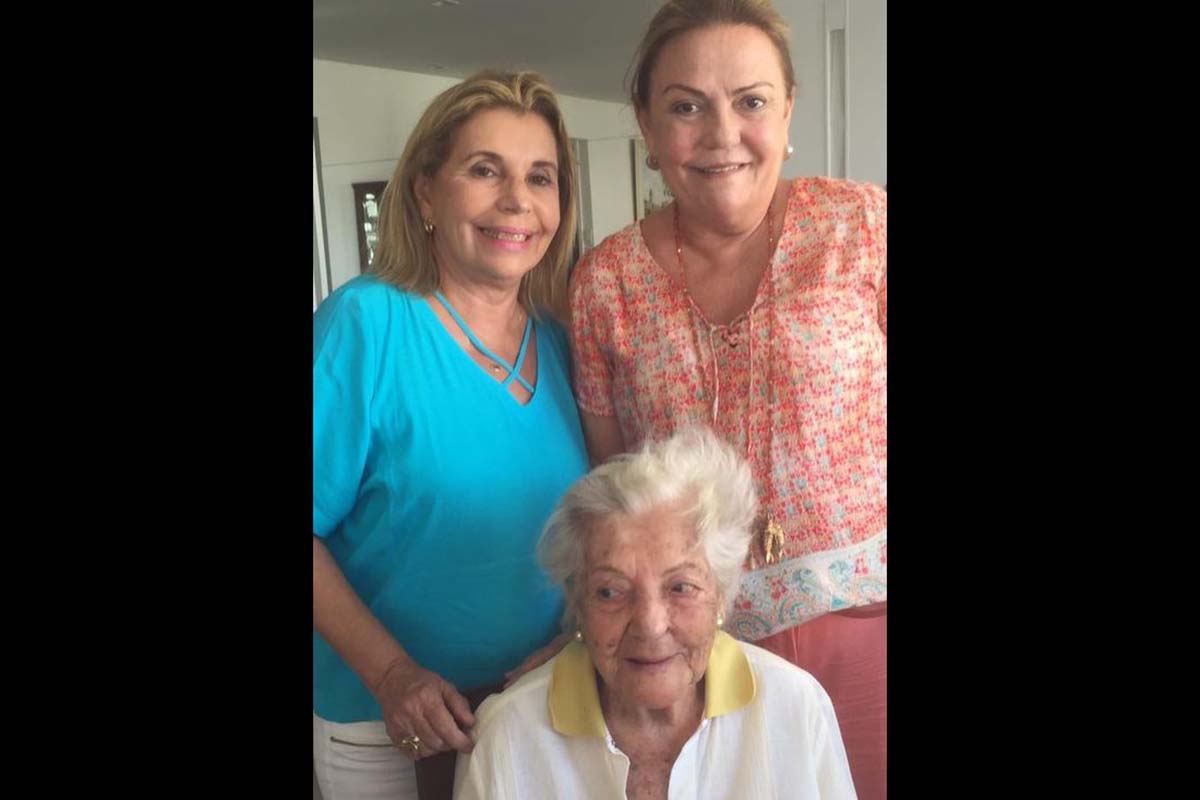 Senhora da sociedade do eixo Salvador-Feira de Santana, Marinete Leal, em data de festejos por completar idade nova. Na foto com sua filha Isadora Leal e Tessa Tirone.