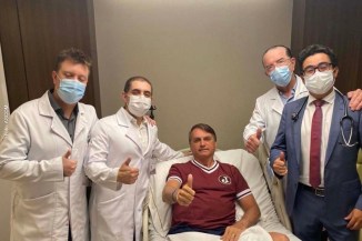 Presidente Jair Bolsonaro ao lado da equipe médica que o atendeu no Hospital Vila Nova Star.