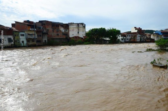 Rios inundam cidades de Minas Gerais, do Rio de Janeiro e do Espírito Santo.