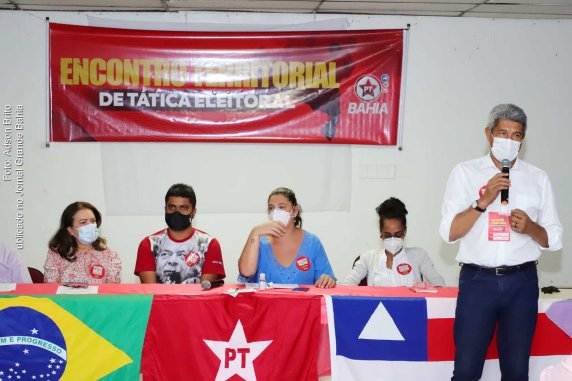 Secretário estadual Jerônimo Rodrigues palestra durante encontro estadual do PT em Alagoinhas.