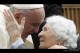 Papa Francisco e idosa.