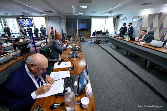 Esperidião Amin (ao microfone) defendeu aprovação da proposta na Comissão de Assuntos Econômicos.