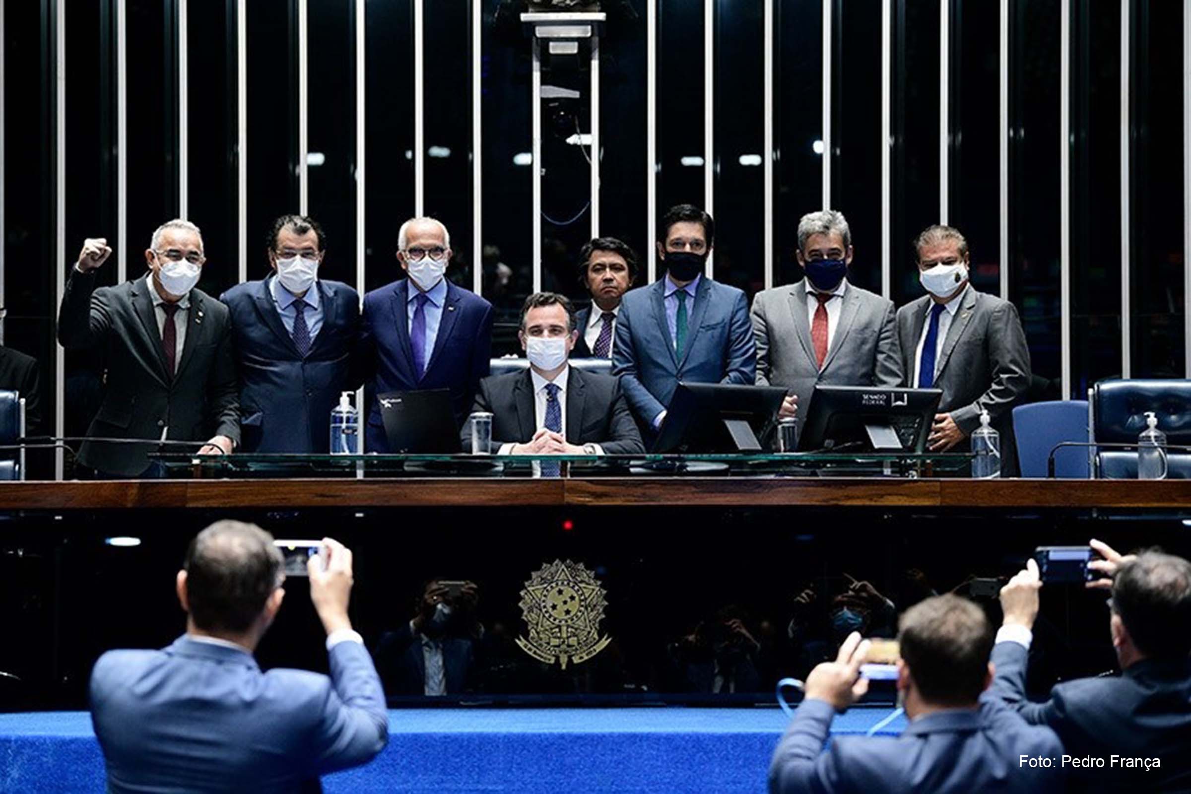 Senadores e prefeitos de capitais junto ao presidente da Casa, Rodrigo Pacheco
