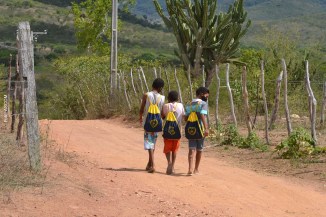 500 kits com materiais escolares chegam à crianças de Escolas Municipais de Ipirá, Sobradinho e Uauá.