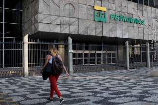 Dolarização do preço do combustível no mercado interno do Brasil aumenta lucro da Petrobras, reduz atividade econômica do país e impacta no da aumenta inflação.