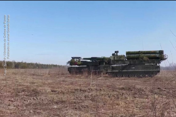 Forças russas destroem com arma de alta precisão grande base de combustível nos arredores de Lvov.