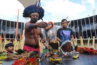 Indígenas da etnia Guajajara, durante a entrega de objetos indígenas doados ao Memorial dos Povos Indígenas, em Brasília, apreendidos pela polícia Federal na Operação Pindorama, em 3 de março de 2021.
