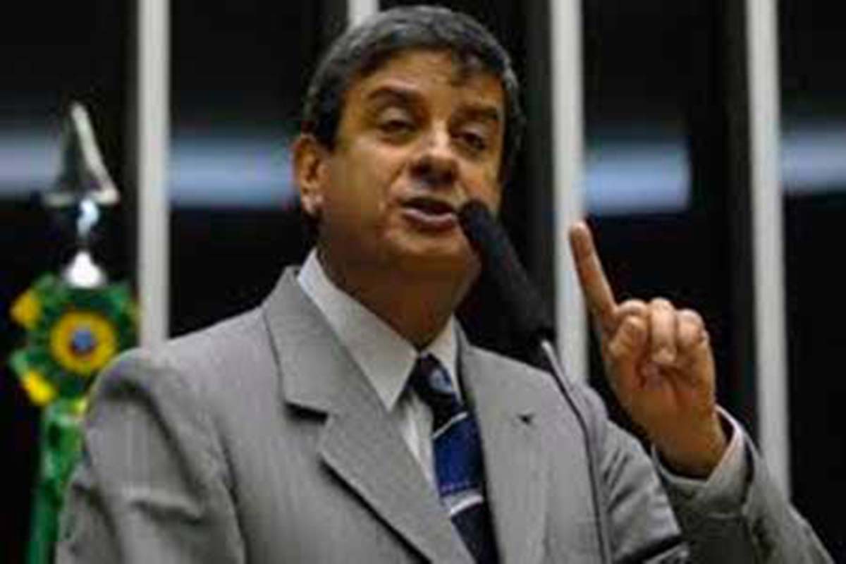 Prefeito Colbert Martins Filho nega suspensão de aulas à APLB.