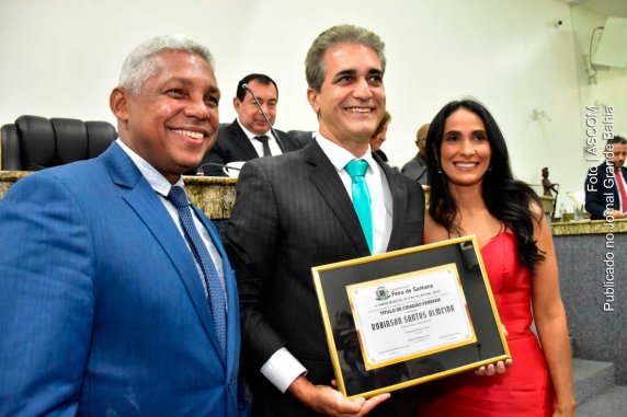 Vereador Silvio Dias, deputado Robinson Almeida e a esposa Everli Carvalho de Almeida comemoram outorga do título de Cidadão Feirense.