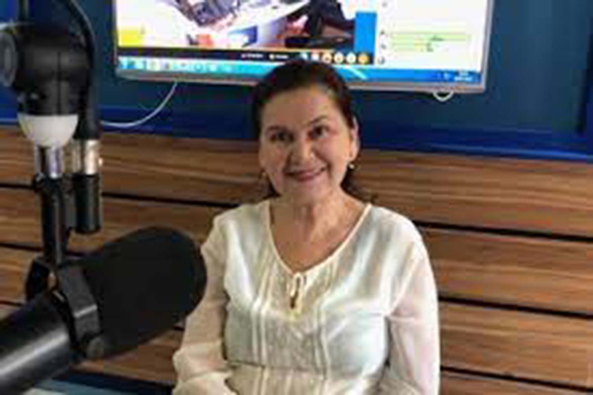 A primeira dama de Feira de Santana Adenilda Martins em entrevista à emissora de rádio.