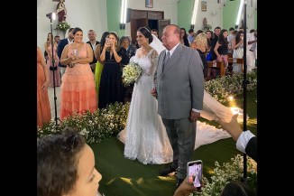 A noivinha Natalia Coelho, sendo levada ao altar da Igreja de Santo Antônio pelo seu pai Antonio Carlos Coelho.