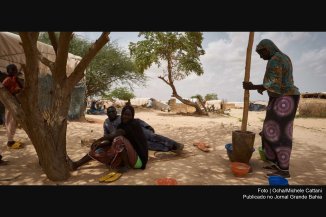 Mulheres refugiadas preparam comida em um local de deslocamento em Ouallam, na região de Tillaberi, no Níger.