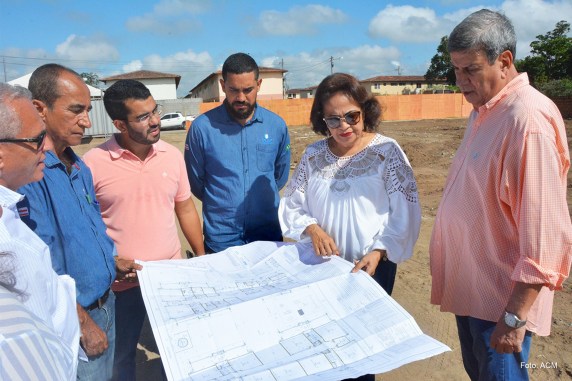 Prefeito de Feira de Santana, Colbert Martins, e secretária da Educação, Anaci Paim visitaram os amplos terrenos onde serão construídas as novas escolas.