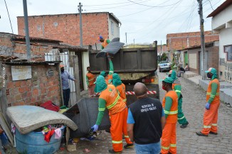 Equipe da Limpeza Pública da Prefeitura foi até o imóvel recolher o lixo, atendendo solicitação de vizinhos e familiares da aposentada.