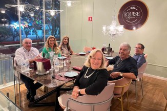 Jantando no Bristô Louise no week end numa concorrida mesa de pista ex-prefeito Tarcizio Pimenta e Gracinha, jurisconsulto João Veloso e Martine com o jornalista Larangeira e Kika.