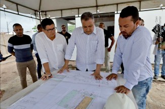 Governador Rui Costa entrega ambulâncias, visita obras da nova delegacia, inaugura rede de distribuição de água e celebra convênios, no município de Ichu.